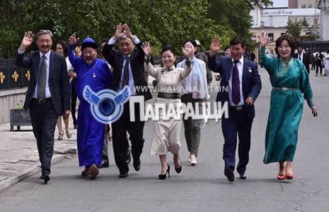 Г.Уянга намын нөхдийн хамт нэр дэвших үнэмлэхээ гардаж авлаа