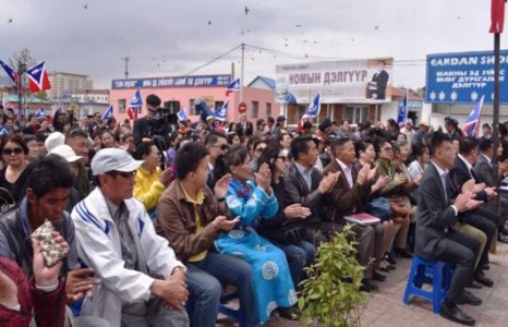 Монгол Ардын намын албан тушаалын наймааг иргэд эсэргүүцэж байна 
