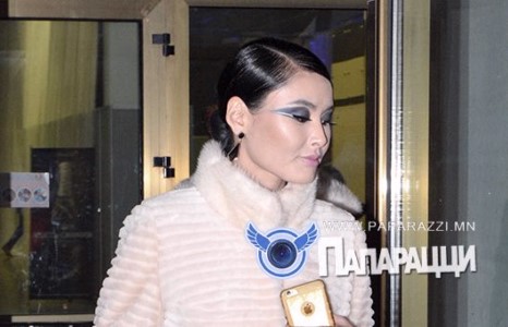 Топ Мянгаагийн бэлэглэсэн байрандаа амьдардаг