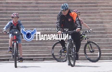 Асашёорү-гийн хүү охин хоёроороо гоёсон, автомашингүй өдрийн селфи 