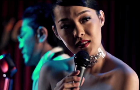  С.Сарнай нүүр будалтын хичээл заана