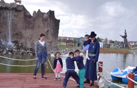 Аварга Н.Түвшинбаярын азжаргалтай гэр бүл 