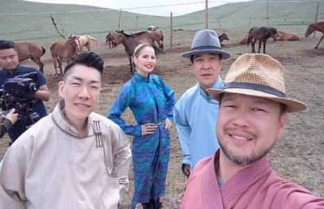 Тэд наадмаар бут авах уу 