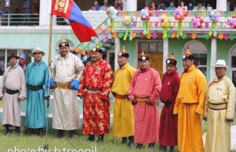 Архангайн наадамд шинэхэн аварга арслангууд хүч үзэж байна 