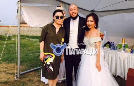 Gee голомтоо бадрааж “Монгол шилтгээн”-ийг доргиосон нижгэр хурим хийв 