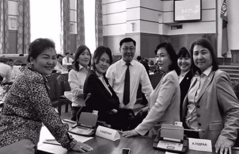 Ерөнхий сайд ангийн охидын хамт патиараа татуулжээ 