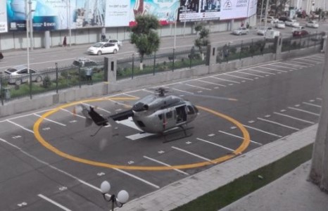 М.Зоригт Төрийн ордны хашаанд нисдэг тэрэгтэй буужээ