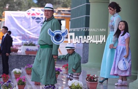 Ногоон өнгийг тренд болгосон Н.Учралын гэр бүл 