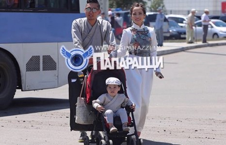 Цор ганц даашинзны эзэн О.Дөлгөөний жаргалтай гэр бүл 