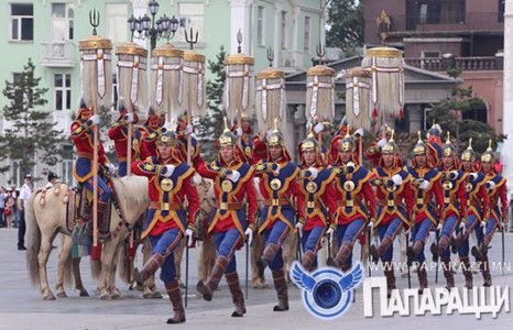 Фото: Төрийн есөн хөлт цагаан тугийг Төв цэнгэлдэх хүрээлэн рүү залж байна