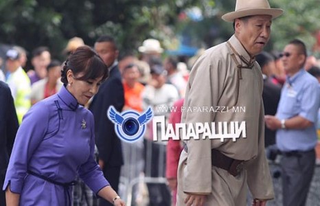  Экс сайд эхнэрийн хамт “ичээнээсээ” гарлаа 