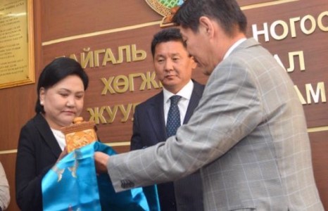 Сайд болоод баахан хүн халдаг түүхээ битгий давтаарай, Д.Оюунхорол сайд аа!