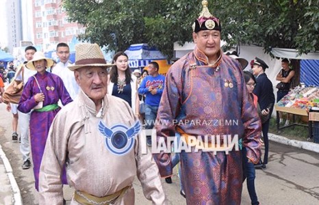 Г.Өсөхбаяр аваргын гэр бүл  төв цэнгэлдэхэд “десантаараа” буув 