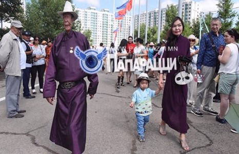 Үзмэн ягаан өнгөөр занималдсан С.Ламбаагийн гэр бүл 