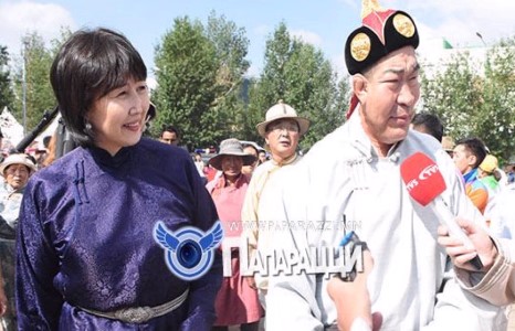 Даяар дуурсагдах “дархан” гишүүн гэргийн хамтаар  наадаж явна 