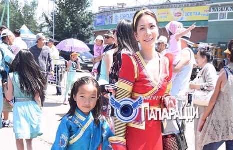 Дуучин Болор-Уянга охиноороо гоёж наадлаа 