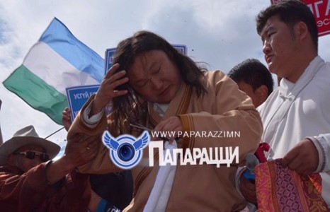 С.Жавхлан: Монгол дээлээ ч өмсдөггүй юм байж юун олон дээл ярьдаг юм