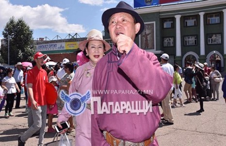 Д.Тэрбишдагва гишүүн эхнэртэйгээ өнгө уусгасан дээлээр ижилсэв 
