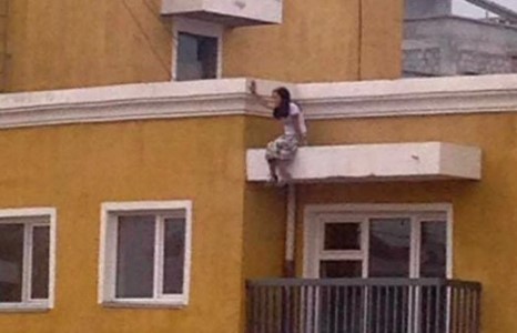 Байрны дээврээс үсэрч амиа хорлохыг завдлаа