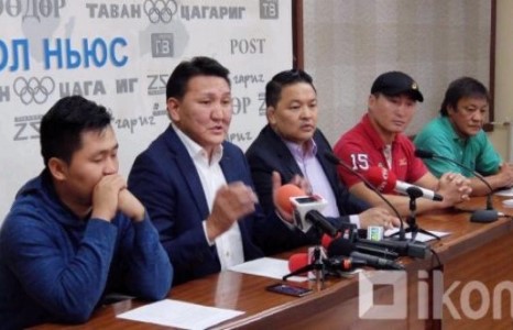 Г.Мандахнаранд алтаар цутгасан ХҮРЭЛ МЕДАЛЬ гардуулна