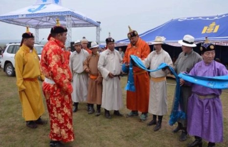 Архангайчууд шинэхэн аварга, арсландаа “Тоёота Ланд-200”ижилсүүлэн  бэлэглэжээ 