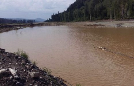 Хүдэр голыг улаанаар нь эргүүлсэн эрхмүүд нутгийн иргэдийг дарамтладаг гэв