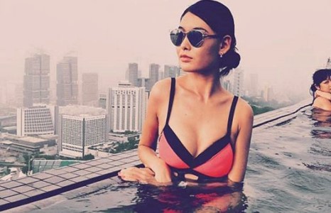 Ц.Мянганбаярын бага хатан Сингапурт жаргаж явна 