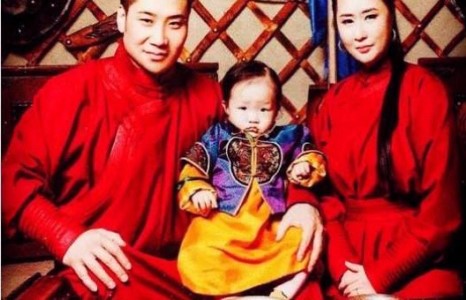   Хүсэмжит залуусын жагсаалтын  тэргүүлдэг Эбигийн гэргий ил гарч эхэллээ 