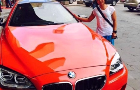 Казахстан улс Г.Отгонцэцэгт спорт загварын машин бэлэглэжээ