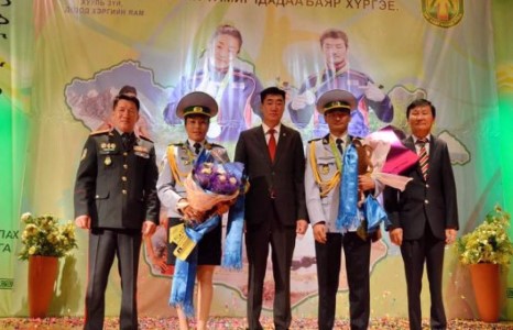 Д.Сумъяа, Д.Отгондалай нарыг орон сууцаар шагналаа