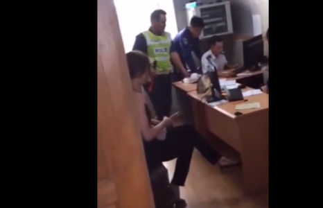 Трансжэндэр Солонгоо цагдаад дуудагдав