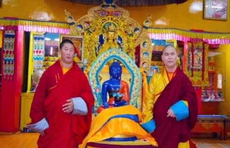 Ноён хутагт Оточ Манал бурхныг заллаа