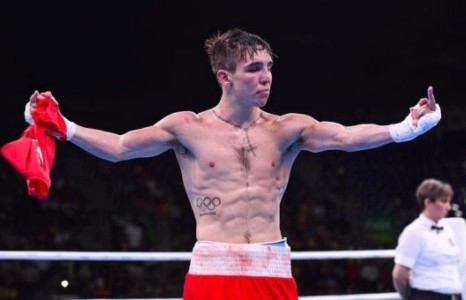 Ирландын боксчин Дэлхийн аварга Майкл Конлан рингэн дээр шүүгч рүү дунд хуруугаа гозойлгожээ