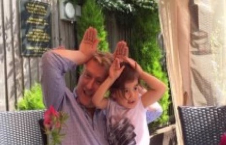 Дуучин Нарагийн  дүү Болороо гадаад нөхөр, эрлийз охиноо ил гаргав 