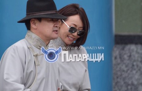 Сайхан гэргийтэй Ч.Сайханбилэг папарацичидын дуранд...