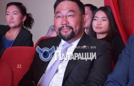 Бөө болсон А.Мөнхбат төрхөмдөө буцсан нь 