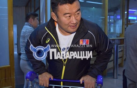 Эсэргүүцлээ “нүцгэлж” илэрхийлсэн хоёр дасгалжуулагч эх орондоо ирлээ 