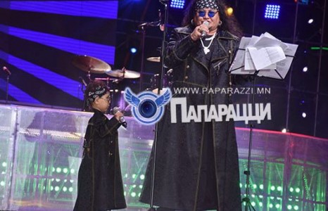  Харанга хамтлагийнхан “Алдрын одон”-оо ард түмэнтэйгээ хамтдаа тэмдэглэлээ 