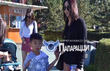 Жүжигчин Намуунаа нөхрөөсөө салсан ч, 2 хүүхдээ өөрөө өсгөж байгаа