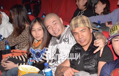 Реппер “Gee” өссөн гэр хорооллоо танилцуулжээ