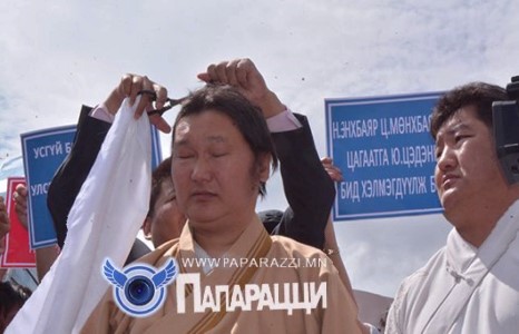 Үндсэрхэг үзлээрээ имижээ хийн, үхэр тэргээр жип гүйцсэн С.Жавхлангийн туулсан амьдралын үнэн энд байна