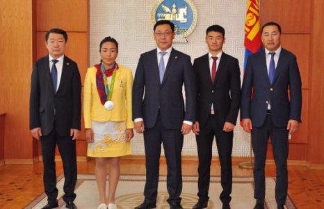 Д.Сумъяа, Д.Отгондалай нарт Засгийн газрын мөнгөн шагнал олгох батламж гардууллаа