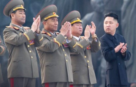 Ким Чен ун хоёр сайдаа олны өмнө цаазалжээ