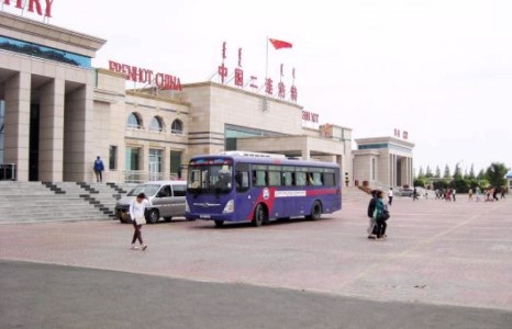 Хятад гаалийн байцаагч монгол бүсгүйг үсдэн зоджээ