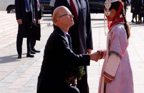 Монгол охинд сөгдөн мэндчилэв 