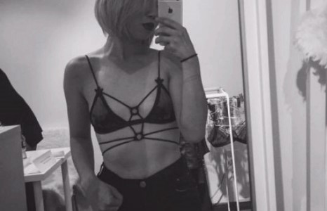  Рэппэр N.M.N хөхийг нь шүүмжлэгчдэд гайхалтай хариу барьжээ