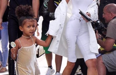 Ким Кардашьяны охин 2000 ногооны үнэтэй цүнх барьдаг