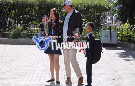 Эрхмээ эцгийн үүргээ биелүүлж явна