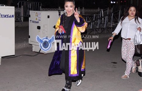  “Дуучин Ариунаа эр хүн шиг эрвэлзсээр”