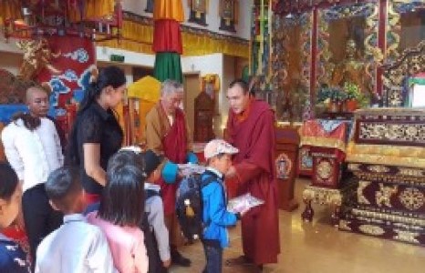 Налайхын Сайн номуун хийдийн зүгээс 900 сурагчид хичээлийн хэрэгсэл бэлэглэжээ